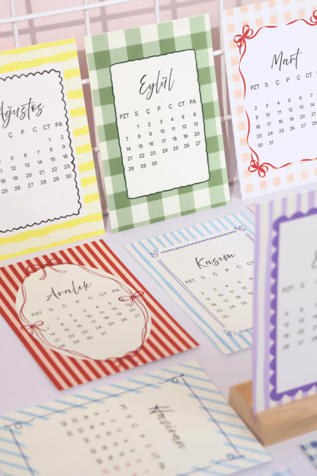 2026 Ahşap Standlı Coquette Pastel Desenli Dikey Form Masa Takvimi, Özel Tasarım Masa Takvimi