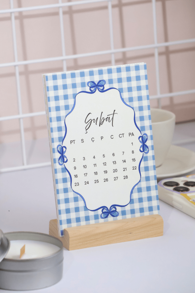 2026 Ahşap Standlı Coquette Pastel Desenli Dikey Form Masa Takvimi, Özel Tasarım Masa Takvimi