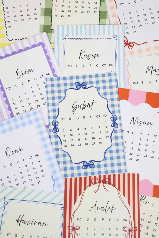 2026 Ahşap Standlı Coquette Pastel Desenli Dikey Form Masa Takvimi, Özel Tasarım Masa Takvimi