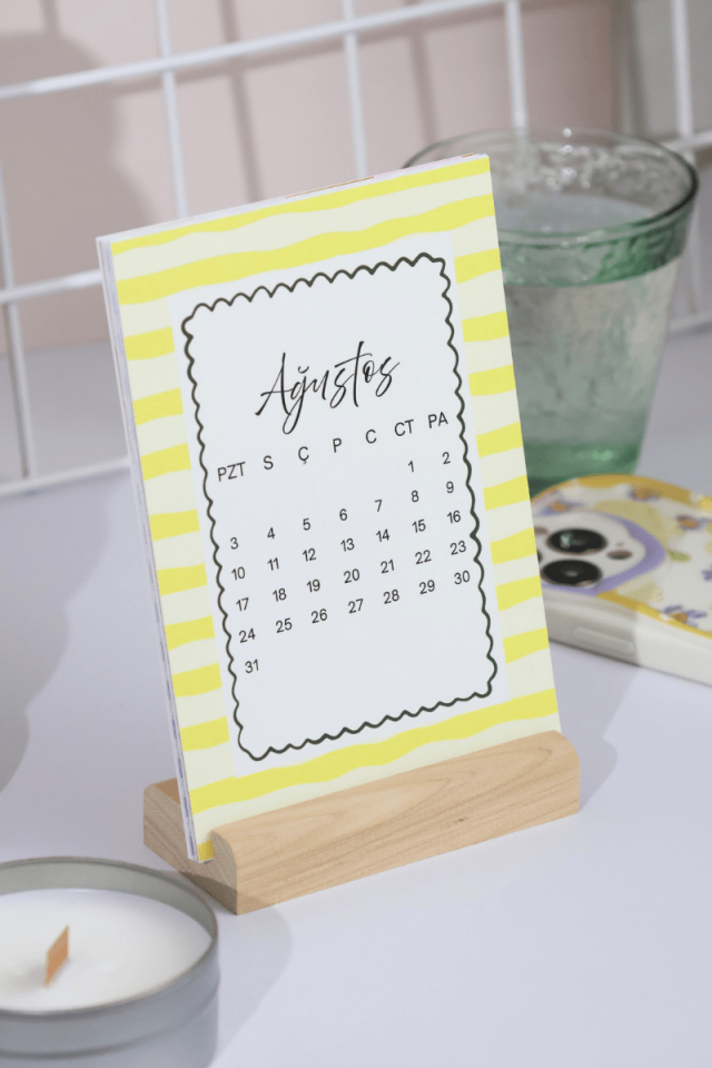 2026 Ahşap Standlı Coquette Pastel Desenli Dikey Form Masa Takvimi, Özel Tasarım Masa Takvimi