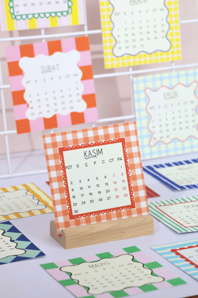 2026 Ahşap Standlı Pastel Desenli Kare Form Masa Takvimi, Özel Tasarım Masa Takvimi playfull