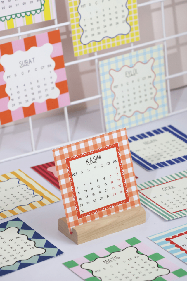 2026 Ahşap Standlı Pastel Desenli Kare Form Masa Takvimi, Özel Tasarım Masa Takvimi playfull