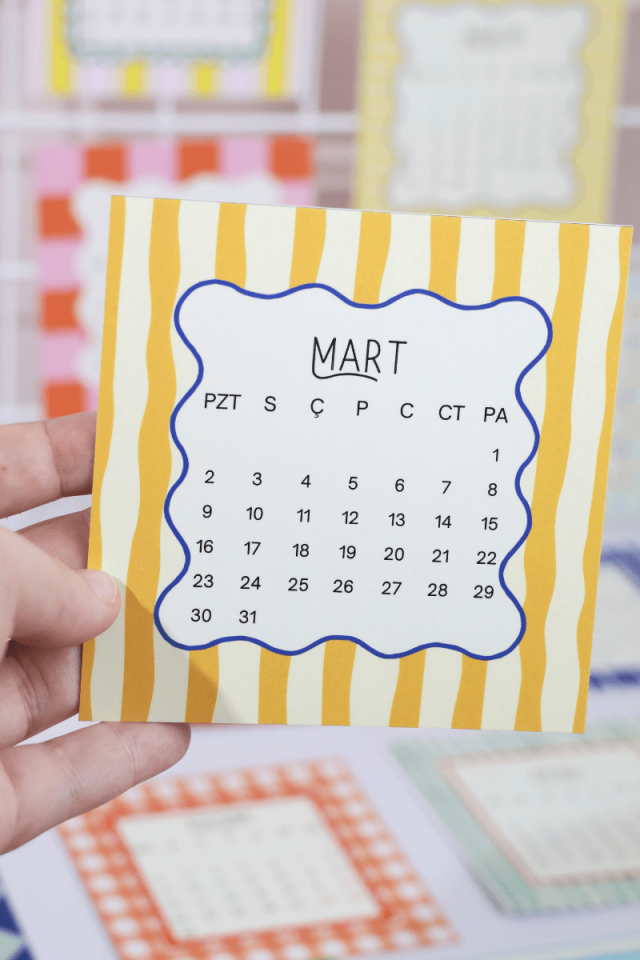 2026 Ahşap Standlı Pastel Desenli Kare Form Masa Takvimi, Özel Tasarım Masa Takvimi playfull