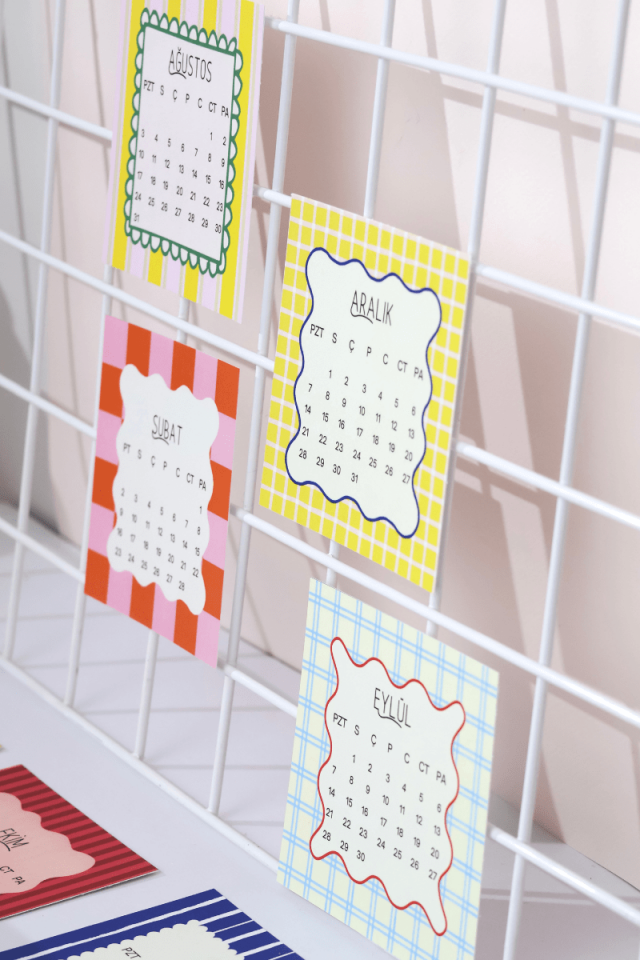 2026 Ahşap Standlı Pastel Desenli Kare Form Masa Takvimi, Özel Tasarım Masa Takvimi playfull