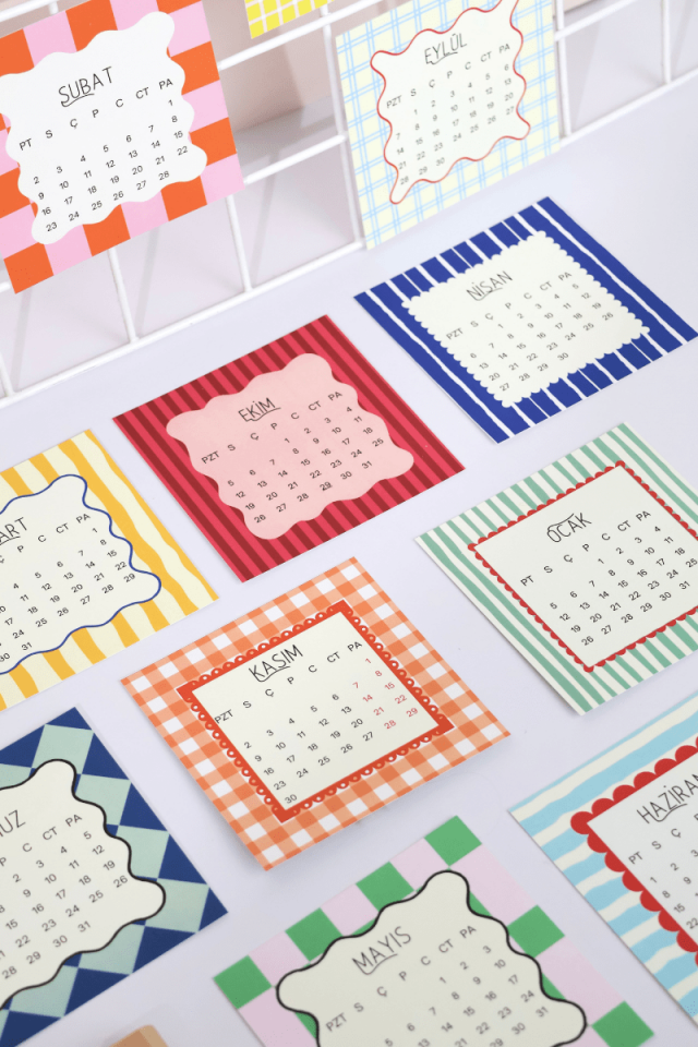 2026 Ahşap Standlı Pastel Desenli Kare Form Masa Takvimi, Özel Tasarım Masa Takvimi playfull