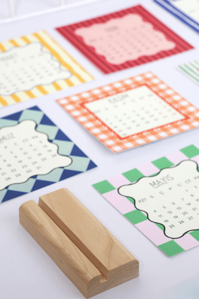 2026 Ahşap Standlı Pastel Desenli Kare Form Masa Takvimi, Özel Tasarım Masa Takvimi playfull