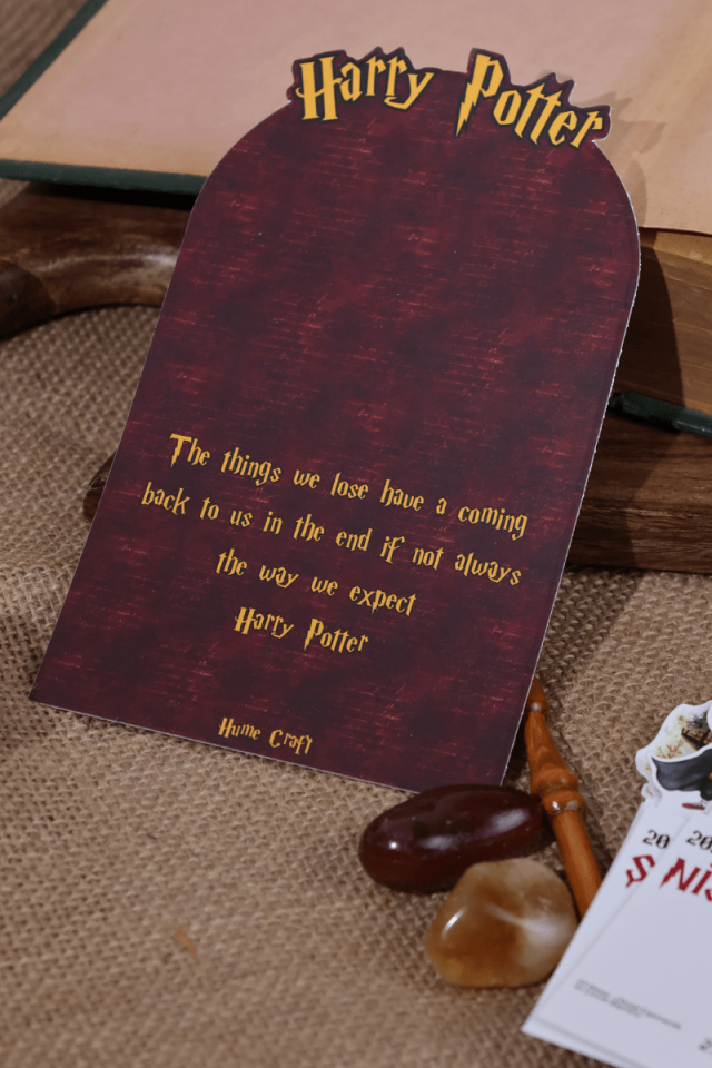 2026 Ahşap Standlı Harry Potter Temalı Masa Takvimi, Özel Tasarım Masa Takvimi