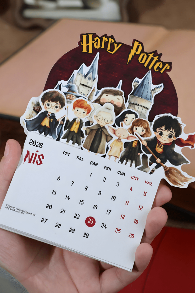 2026 Ahşap Standlı Harry Potter Temalı Masa Takvimi, Özel Tasarım Masa Takvimi