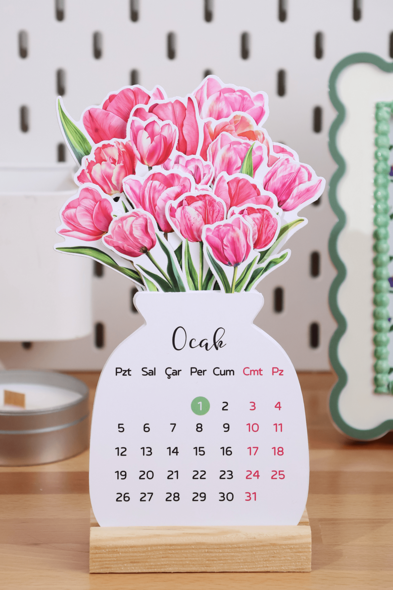 2026 Pembe Laleli Ahşap Standlı Masa Takvimi, Özel Tasarım Masa Takvimi pembe laleler 12x21 cm
