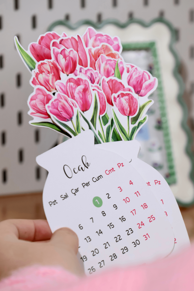 2026 Pembe Laleli Ahşap Standlı Masa Takvimi, Özel Tasarım Masa Takvimi pembe laleler 12x21 cm