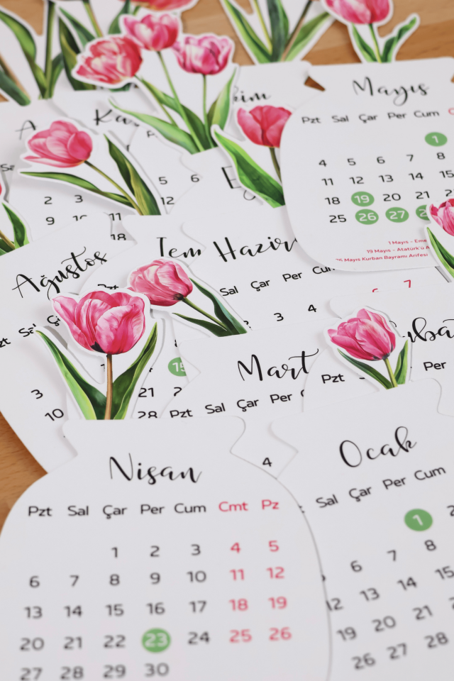 2026 Pembe Laleli Ahşap Standlı Masa Takvimi, Özel Tasarım Masa Takvimi pembe laleler 12x21 cm