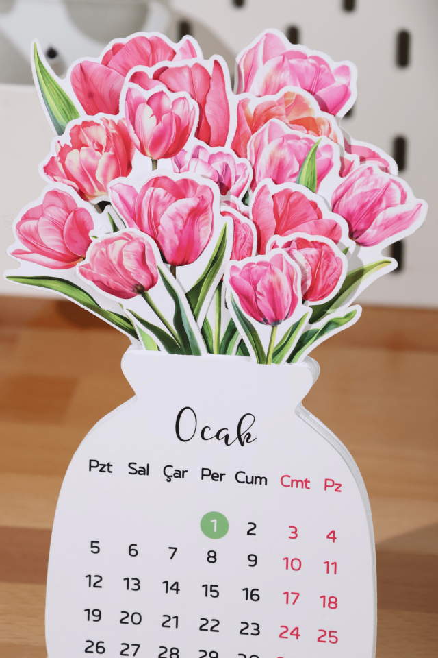 2026 Pembe Laleli Ahşap Standlı Masa Takvimi, Özel Tasarım Masa Takvimi pembe laleler 12x21 cm