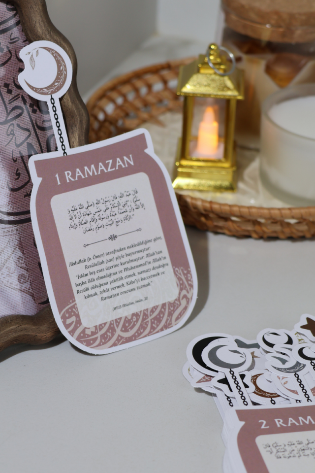 Soft Görünümlü Hilal Temalı Ramazan Takvimi