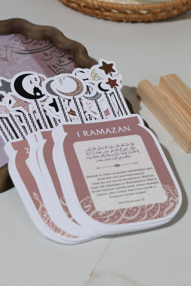 Soft Görünümlü Hilal Temalı Ramazan Takvimi