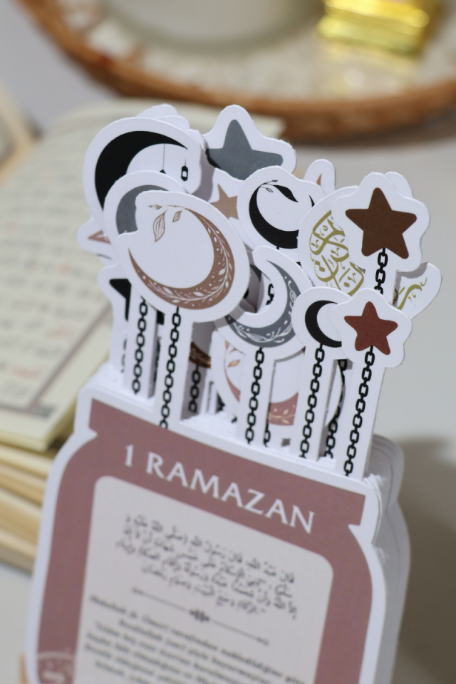 Soft Görünümlü Hilal Temalı Ramazan Takvimi